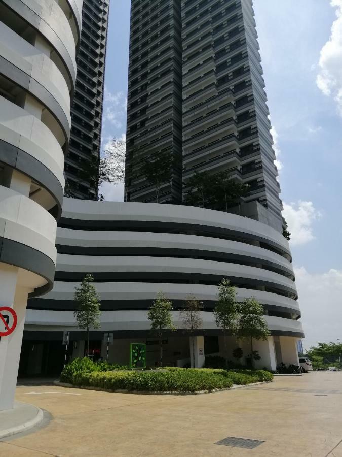 Ferienwohnung Meridin@Medini#3 Nusajaya  Exterior foto